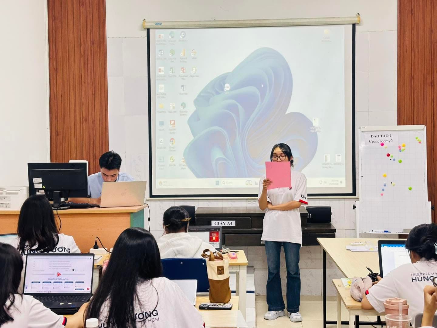Học viên thuyết trình bài tập nhóm