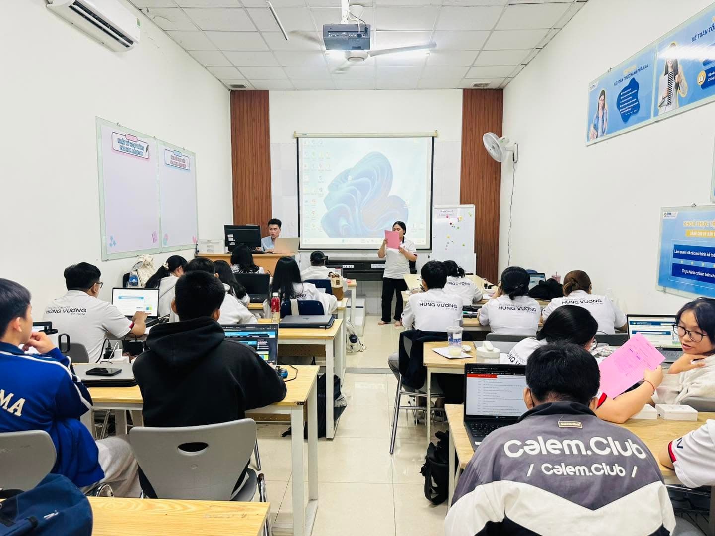 Phòng học thực hành với học viên làm bài trên máy tính